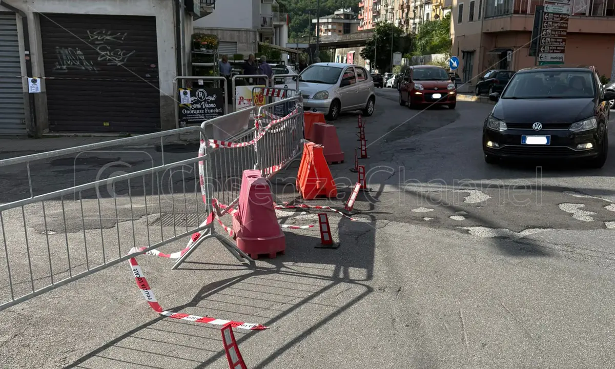 Cosenza, avvallamento su via Migliori. Divieto di transito sulla strada del vecchio accesso al Pronto Soccorso
