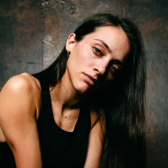 Paola Pizzino presenta \"Lontano da qui\": il nuovo EP tra introspezione e coraggio