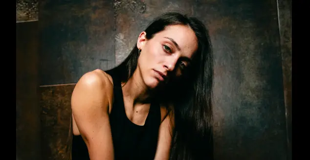 Paola Pizzino presenta \"Lontano da qui\": il nuovo EP tra introspezione e coraggio
