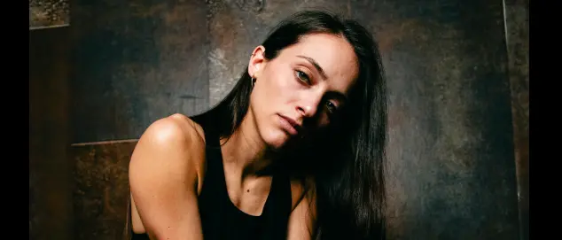 Paola Pizzino presenta \"Lontano da qui\": il nuovo EP tra introspezione e coraggio