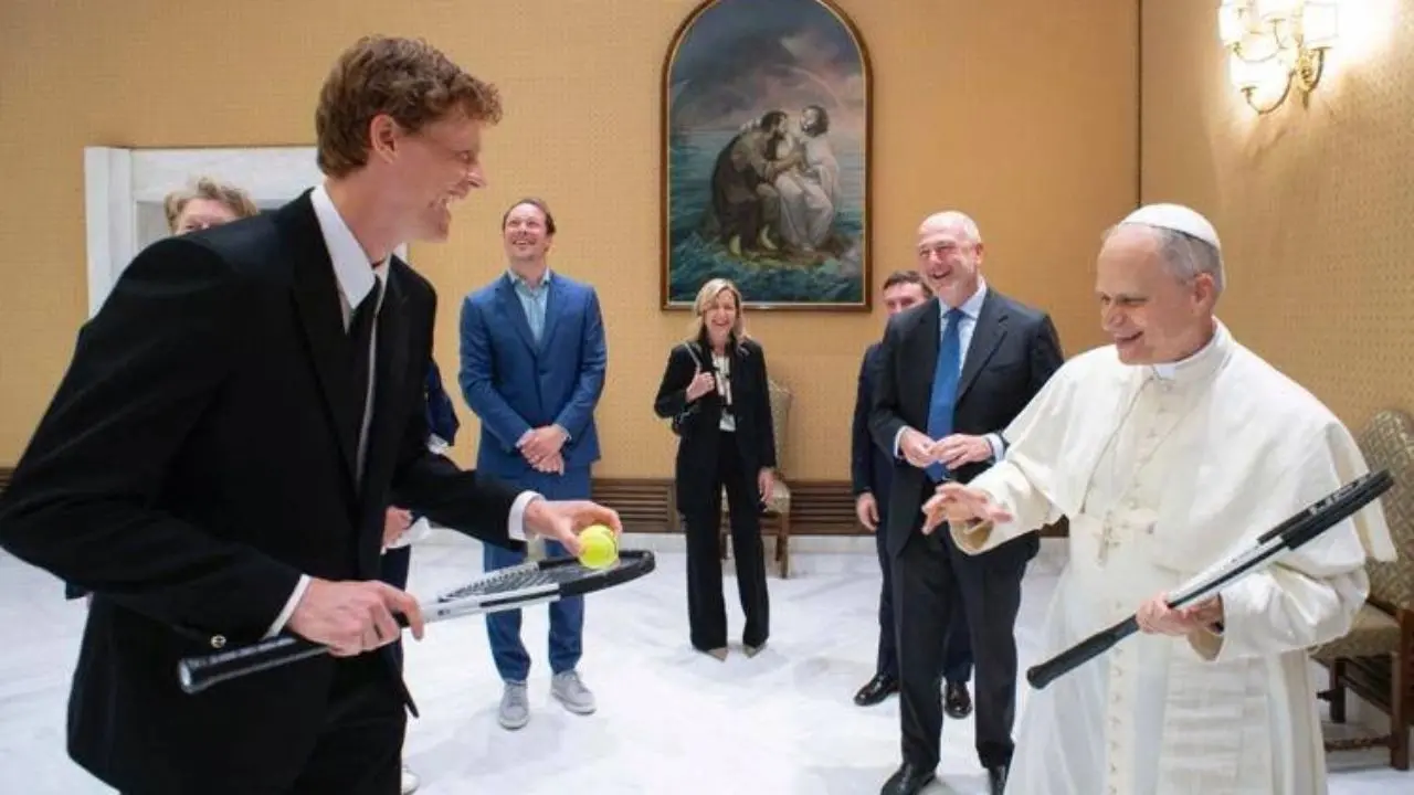 Sinner in visita dal Papa, a Leone XIV in dono una racchetta: «Giochiamo un po'?»
