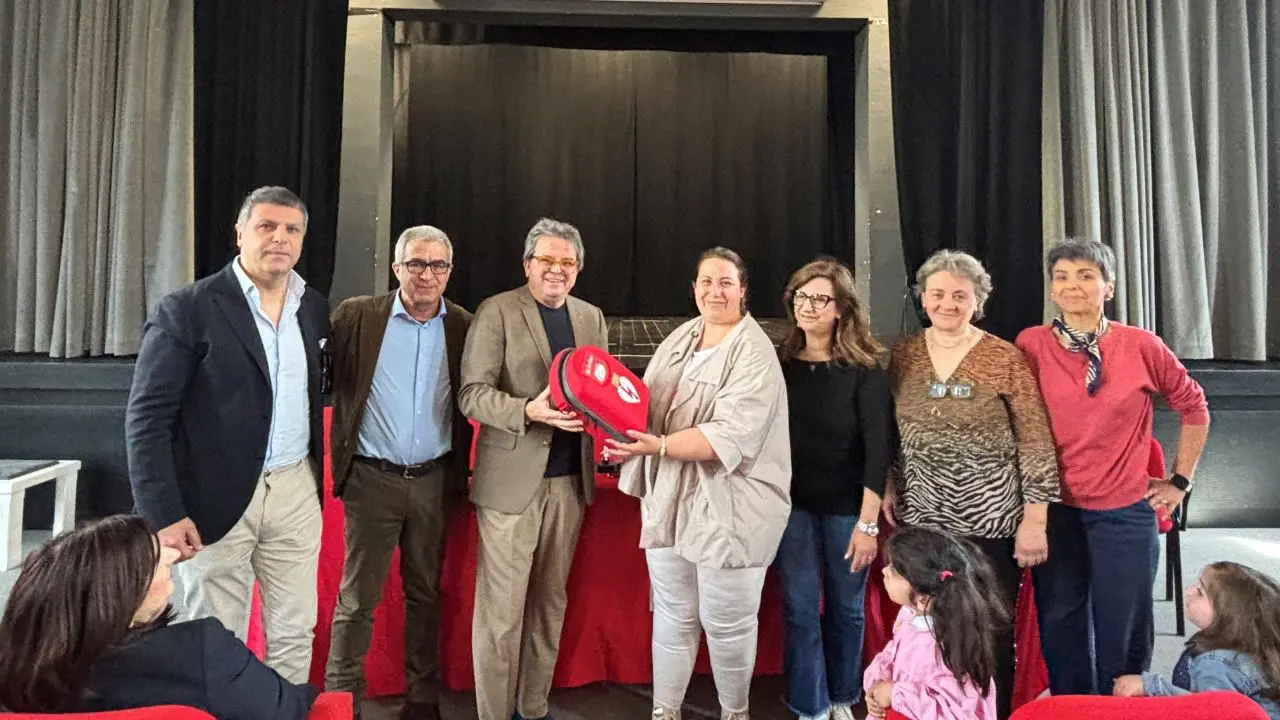 Cosenza, l'imprenditore Sergio Mazzuca dona un defibrillatore allo scuola \"Spirito Santo\"