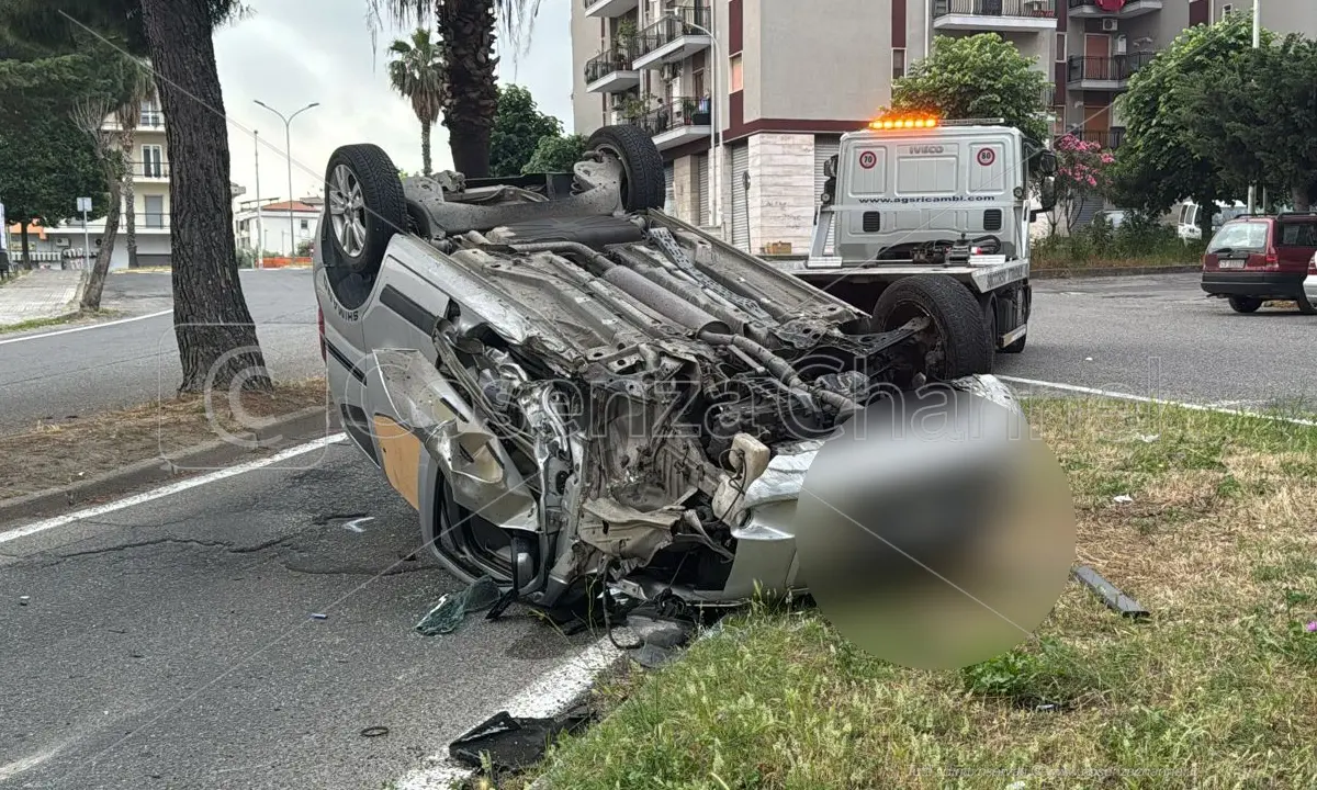 Rossano, auto si ribalta su via Aldo Moro. Giovane donna portata in ospedale