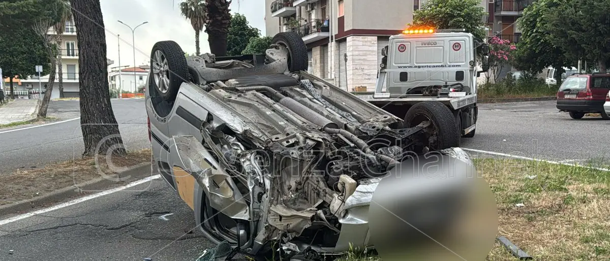Rossano, auto si ribalta su via Aldo Moro. Giovane donna portata in ospedale