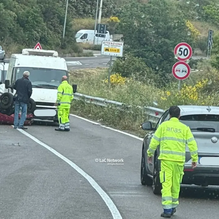 Acri, incidente lungo la SS 660: auto si ribalta, un ferito