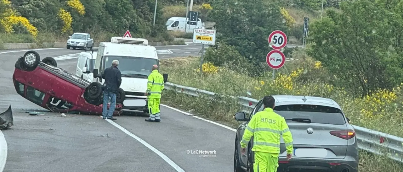 Acri, incidente lungo la SS 660: auto si ribalta, un ferito
