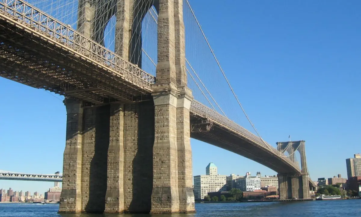 Nave si schianta contro il ponte di Brooklyn, due morti e diciassette feriti