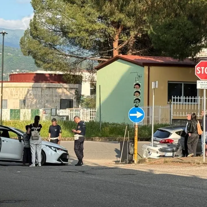 Rende, nuovo incidente vicino al semaforo guasto: disagi e pericoli per gli automobilisti