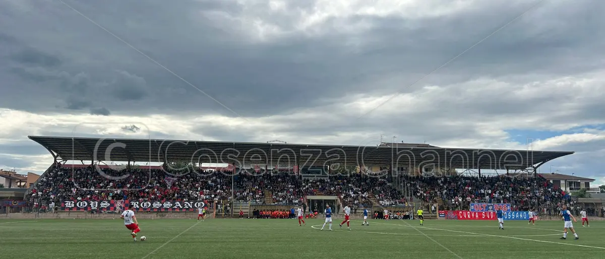 Petardo esplode a fine partita e stordisce un calciatore: fermati un adulto e un minore