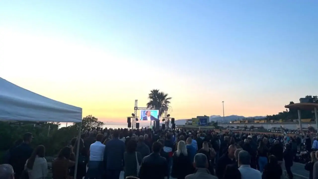 Elezioni Paola, comizio di Giovanni Politano sul lungomare