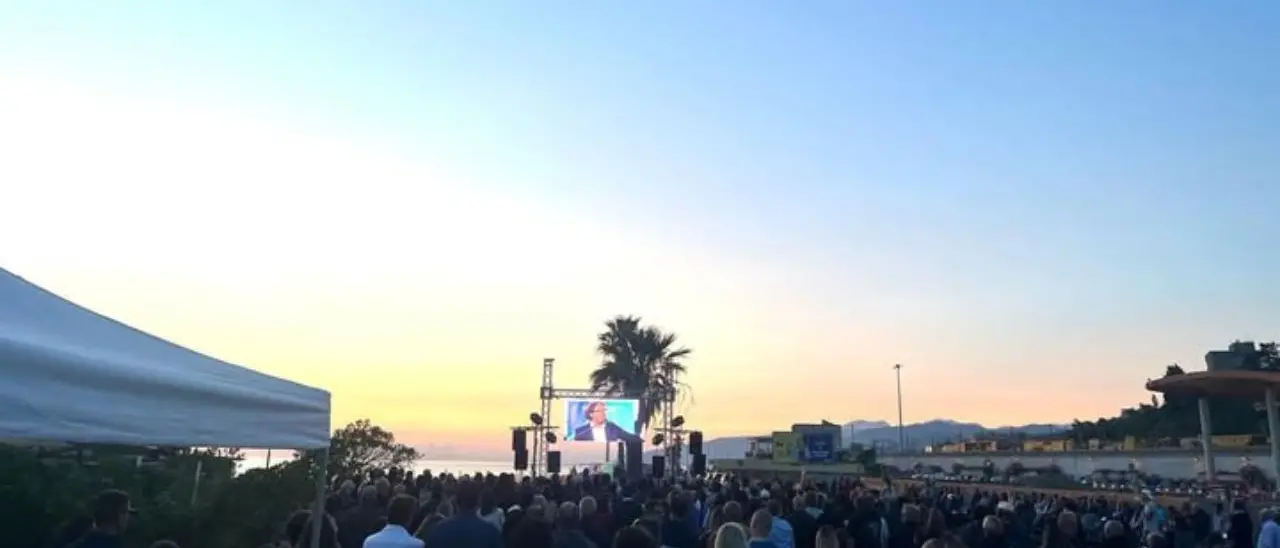 Elezioni Paola, comizio di Giovanni Politano sul lungomare