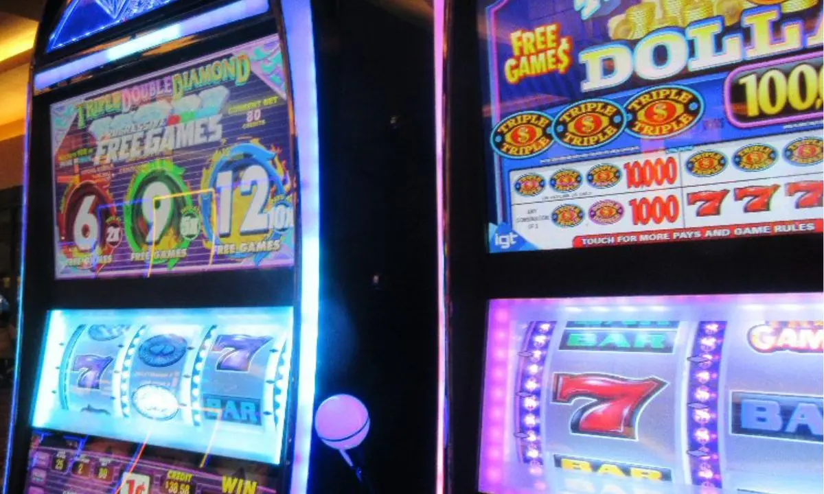 Cosenza, blitz su oltre 300 slot: sequestrate 145 macchinette manomesse e 100mila euro in contanti