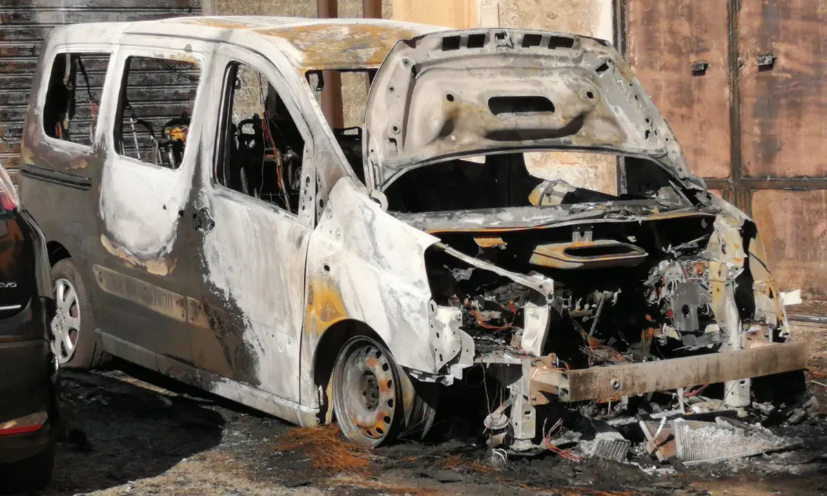 Corigliano Rossano, furgone in fiamme nella notte: danni anche a un'abitazione