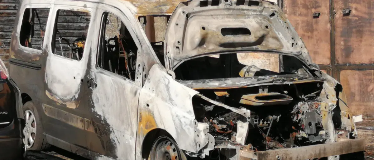 Corigliano Rossano, furgone in fiamme nella notte: danni anche a un'abitazione