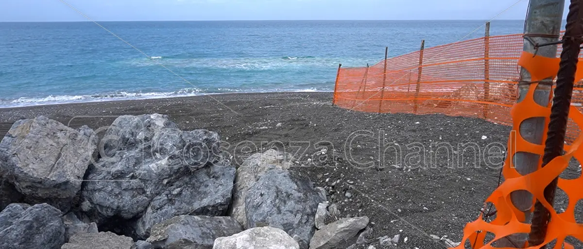 Erosione costiera, a Tortora installata la prima barriera soffolta in mare