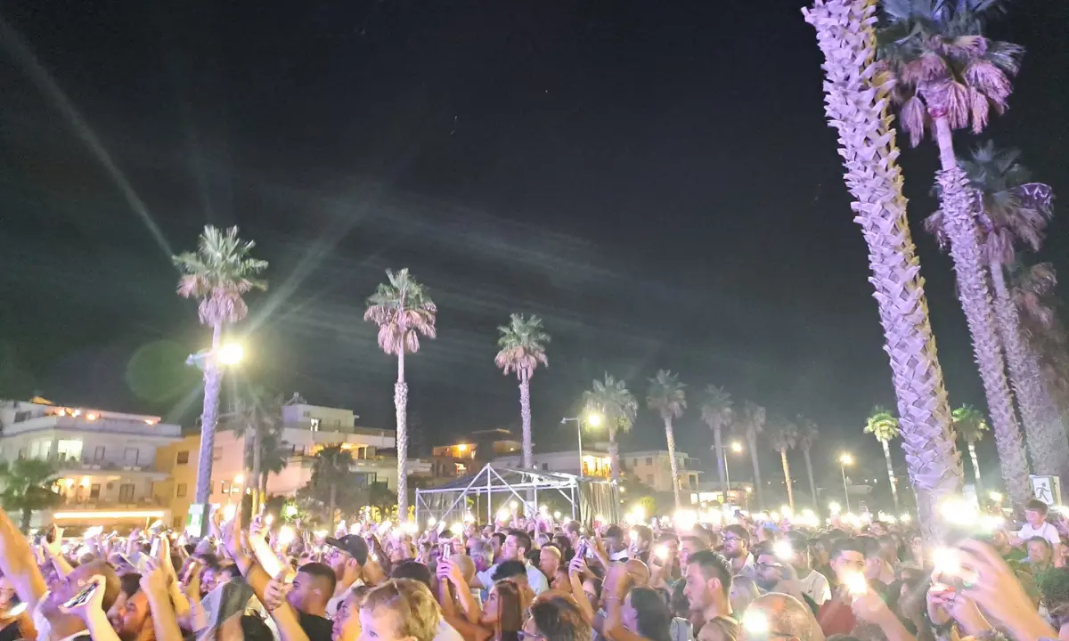 Corigliano-Rossano accende l’estate: il “Kiss Kiss Way” fa tappa al Palmeto di Schiavonea