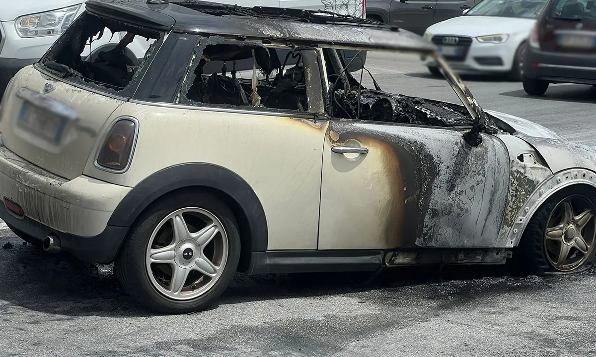 Fiamme divorano un'auto a Quattromiglia. Vigili sul posto