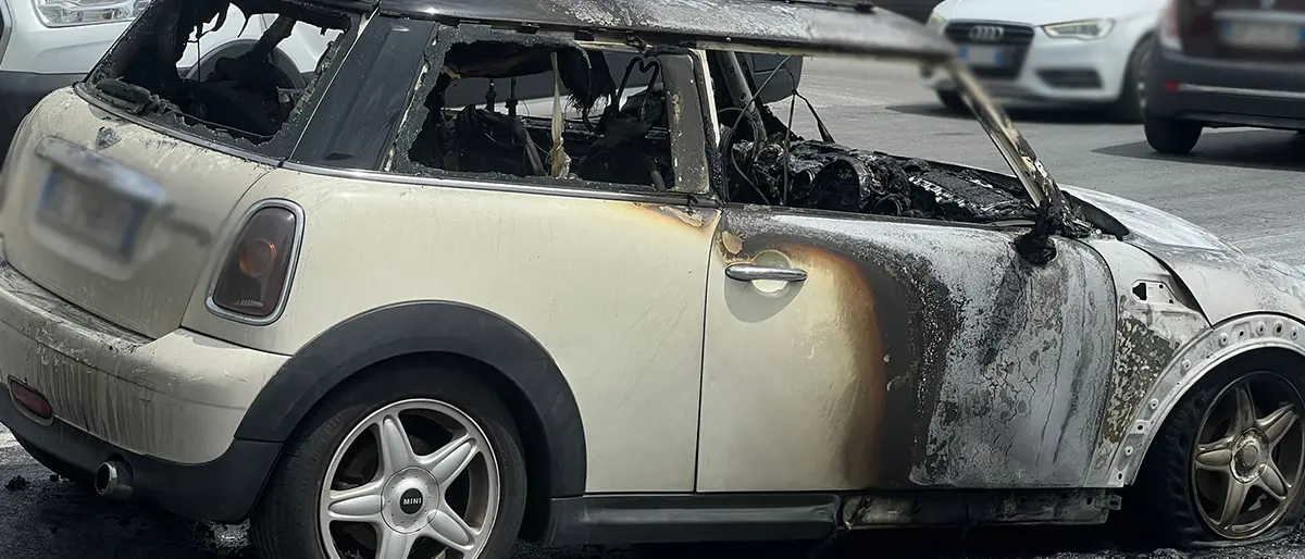 Fiamme divorano un'auto a Quattromiglia. Vigili sul posto