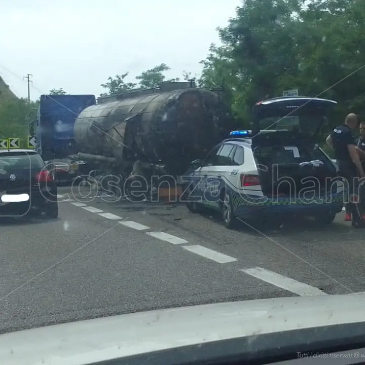 Camion in fiamme sull'A2 dopo lo svincolo di Altilia-Grimaldi. Lunghe code
