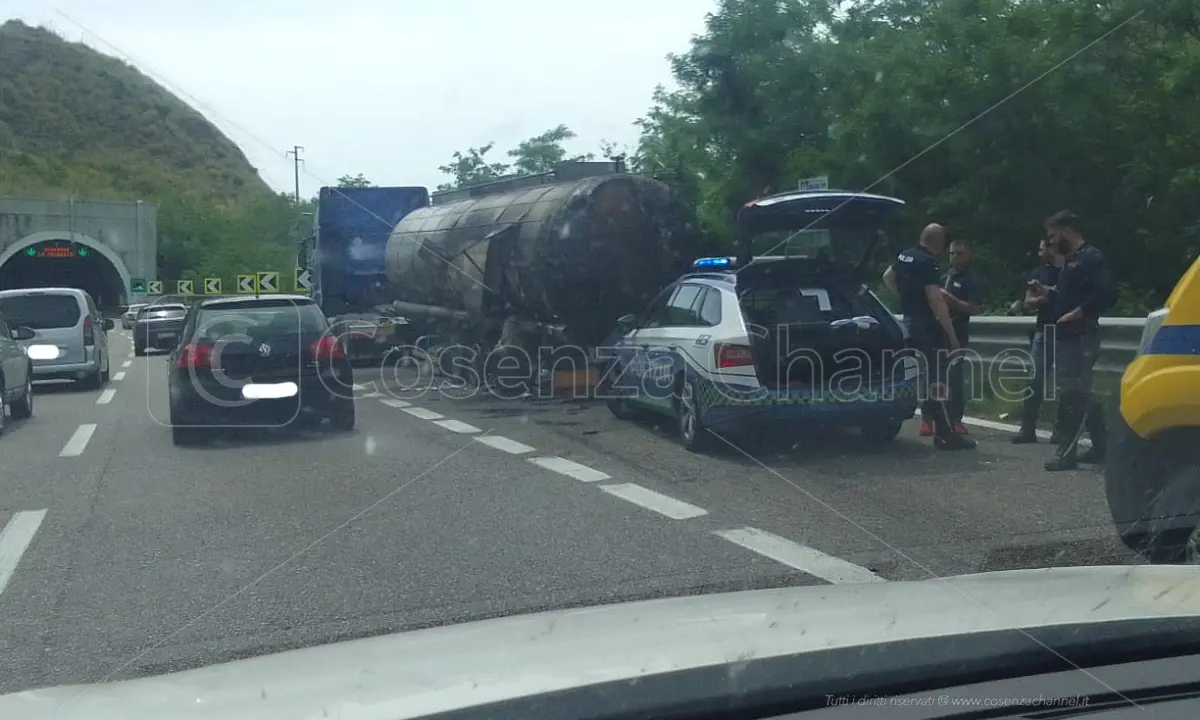 Camion in fiamme sull'A2 dopo lo svincolo di Altilia-Grimaldi. Lunghe code