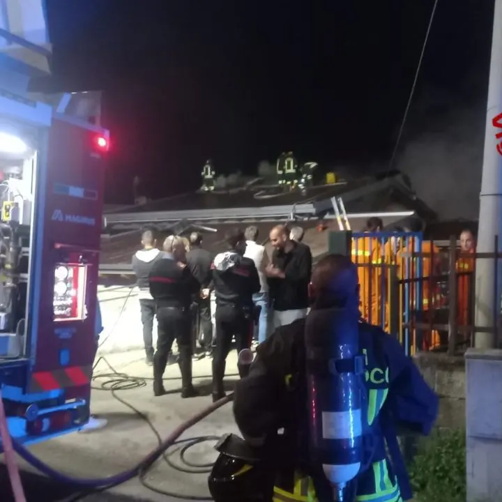 Incendio sul tetto della Scuola dell’Infanzia di Santo Stefano di Rogliano: in fiamme l’impianto fotovoltaico