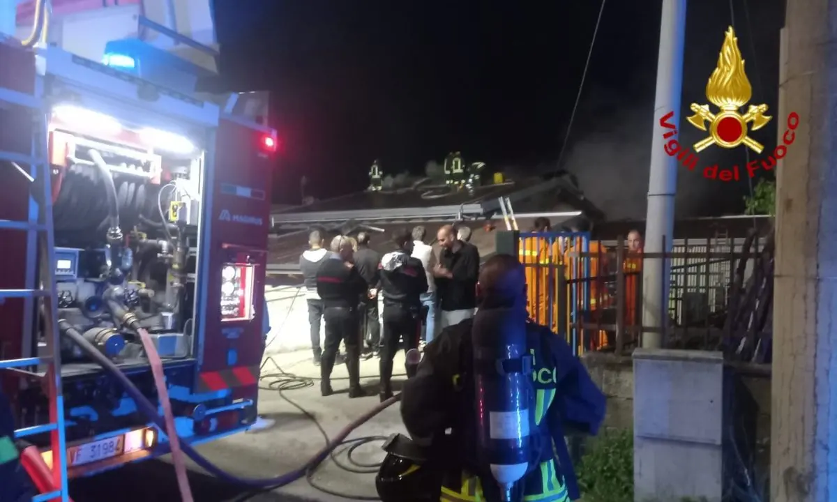Incendio sul tetto della Scuola dell’Infanzia di Santo Stefano di Rogliano: in fiamme l’impianto fotovoltaico