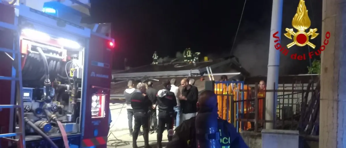 Incendio sul tetto della Scuola dell’Infanzia di Santo Stefano di Rogliano: in fiamme l’impianto fotovoltaico