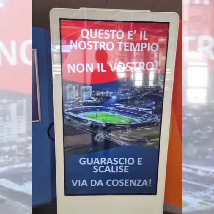 Cosenza, nuova contestazione a Guarascio sui totem di Piazza Bilotti (che dura poco)