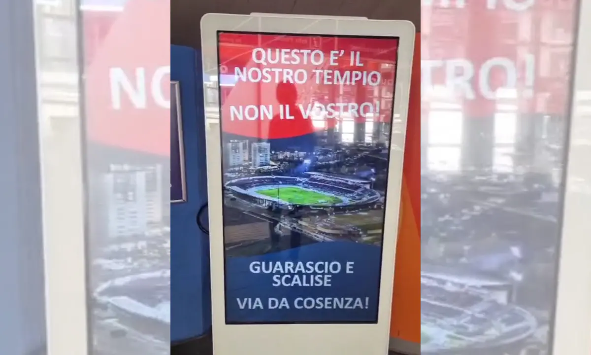Cosenza, nuova contestazione a Guarascio sui totem di Piazza Bilotti (che dura poco)