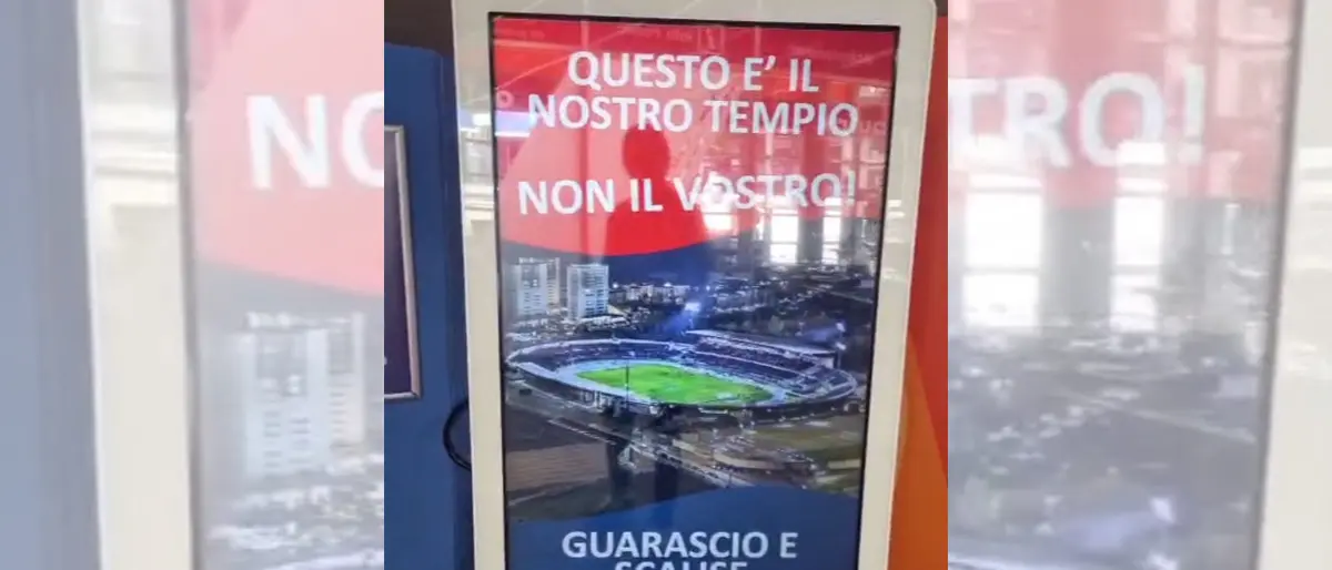 Cosenza, nuova contestazione a Guarascio sui totem di Piazza Bilotti (che dura poco)