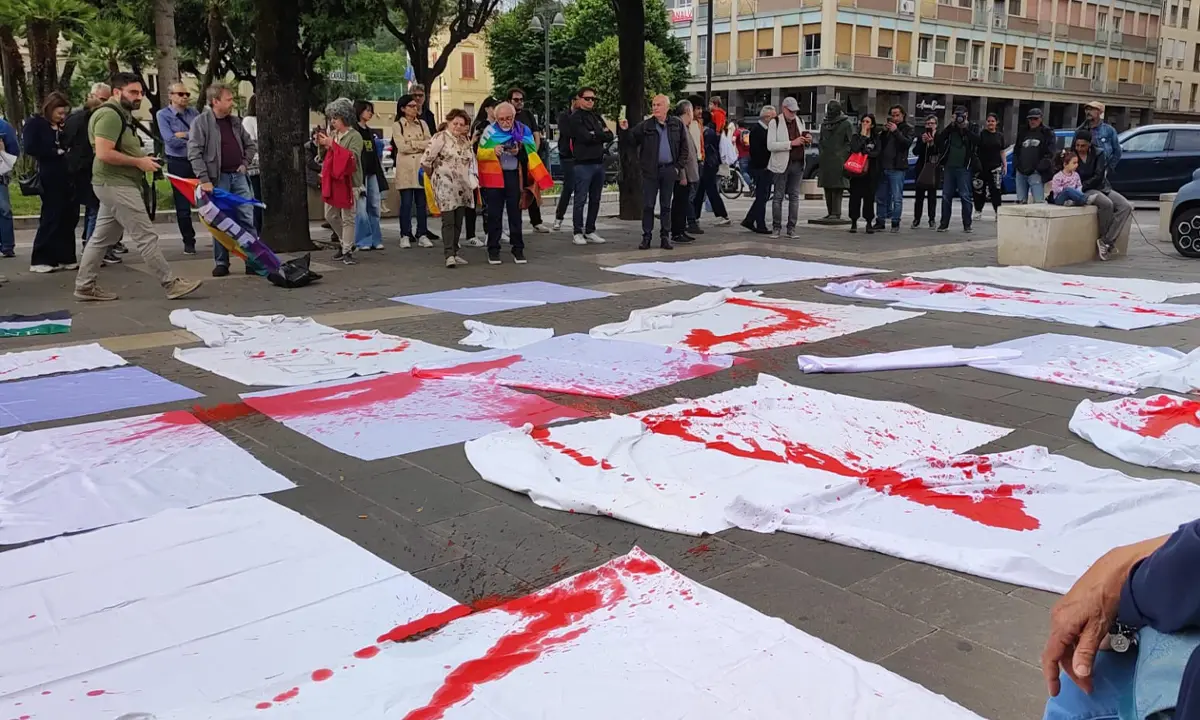 Cosenza, lenzuola bianche per Gaza: la protesta pacifica contro la strage in Palestina