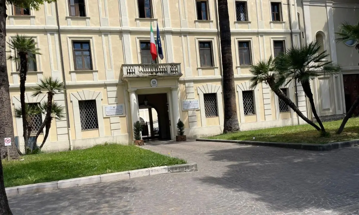 Cosenza, lancia una molotov contro la caserma \"Grippo\": arrestato