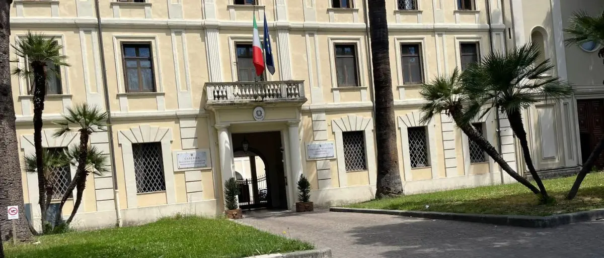 Cosenza, lancia una molotov contro la caserma \"Grippo\": arrestato