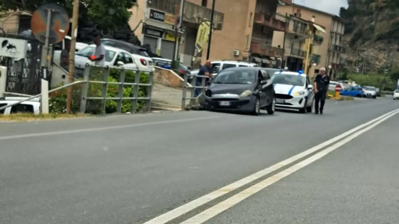 Cetraro, alla guida ubriaco sulla statale 18 provoca incidente: auto sequestrata