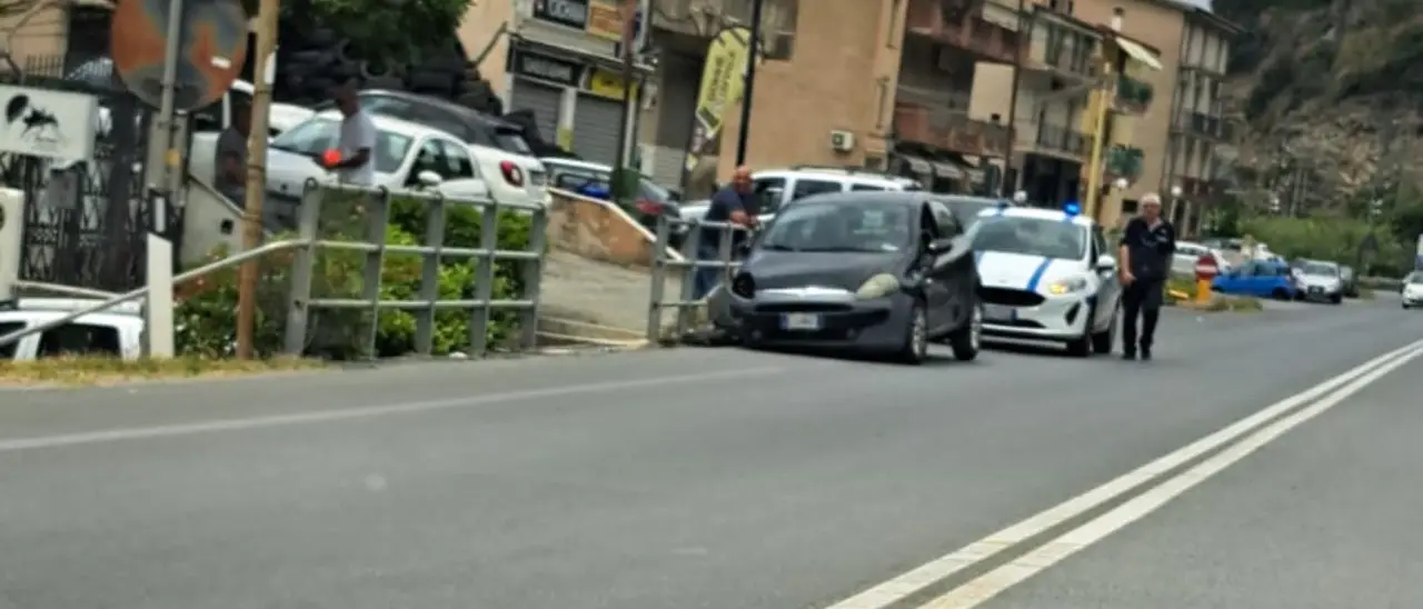 Cetraro, alla guida ubriaco sulla statale 18 provoca incidente: auto sequestrata