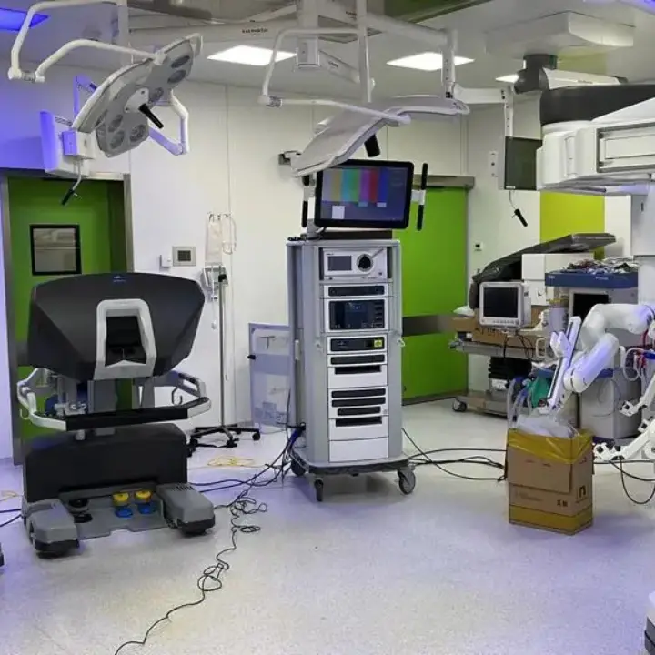 All'Annunziata di Cosenza intervento di chirurgia robotica su paziente complesso con doppia patologia