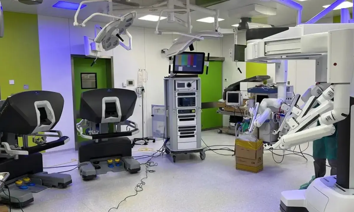All'Annunziata di Cosenza intervento di chirurgia robotica su paziente complesso con doppia patologia