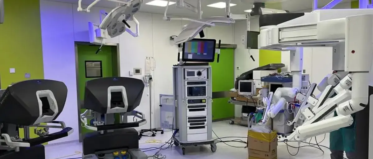 All'Annunziata di Cosenza intervento di chirurgia robotica su paziente complesso con doppia patologia