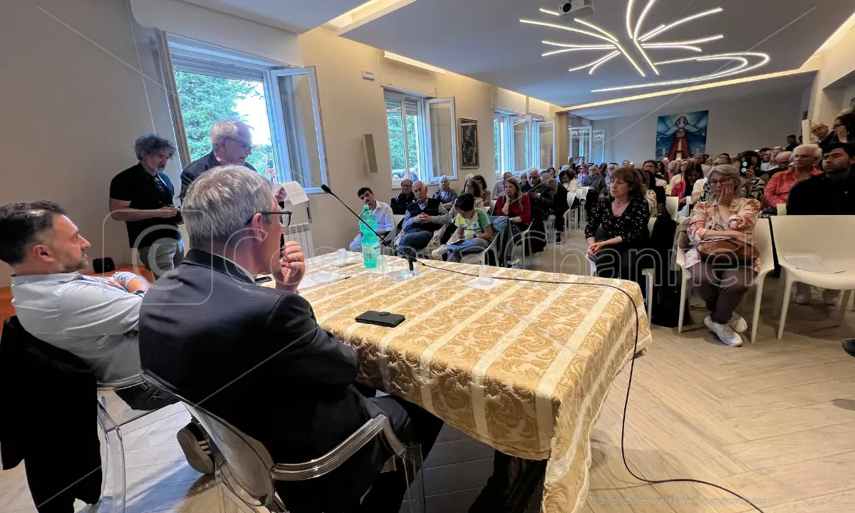Maurizio Landini a Cosenza nella parrocchia di S. Aniello per parlare dei temi del referendum