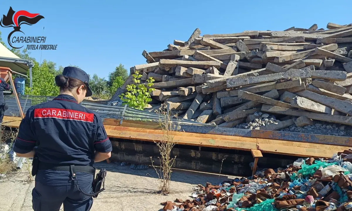 Calopezzati, sequestrato ex impianto rifiuti: 9000 metri cubi accatastati e mezzi abbandonati vicino al fiume Trionto