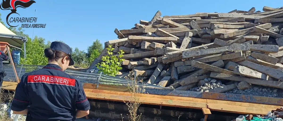 Calopezzati, sequestrato ex impianto rifiuti: 9000 metri cubi accatastati e mezzi abbandonati vicino al fiume Trionto