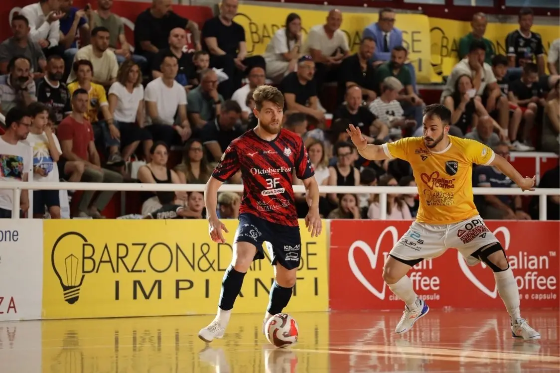 Pirossigeno Cosenza, i Lupi del calcio a 5 perdono l'andata del play out: Petrarca vince 3-1