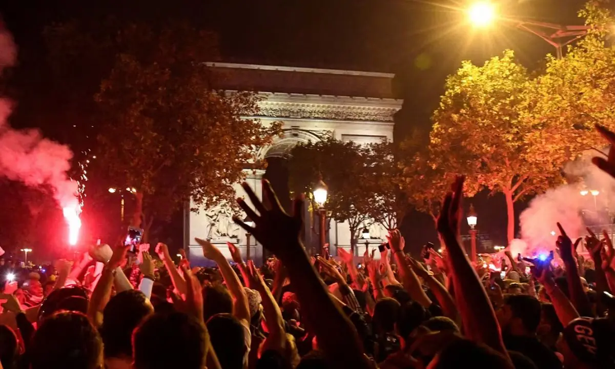 Parigi nel caos dopo la vittoria della Champions, c'è pure un morto