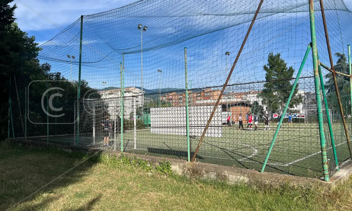 Dopo l’incendio, il Comune valuta la gestione diretta dei campetti