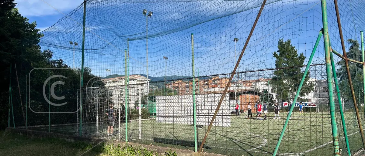 Dopo l’incendio, il Comune valuta la gestione diretta dei campetti