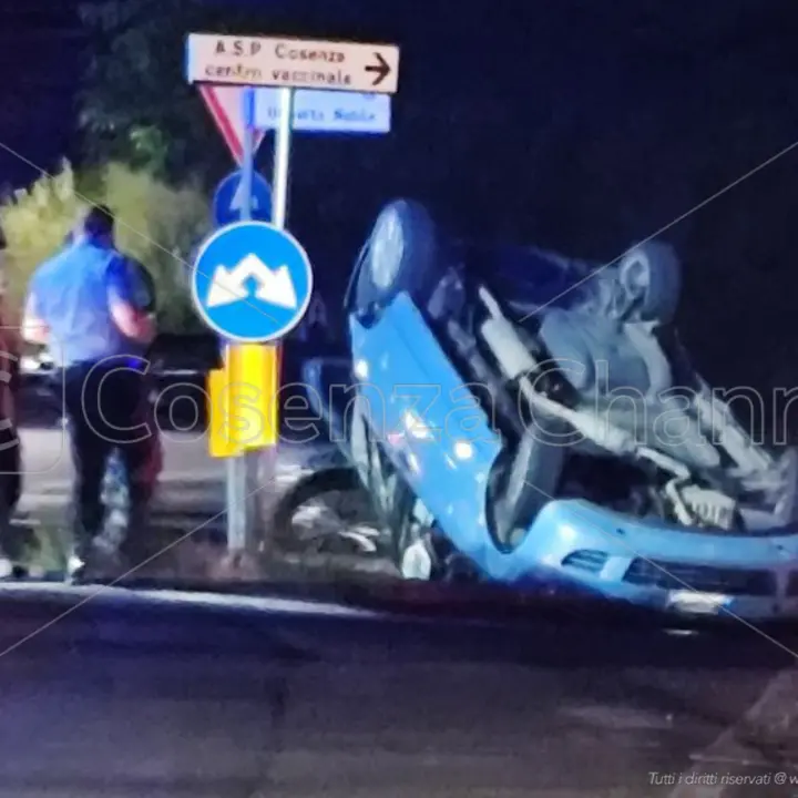 Brutto incidente a Rende: auto si ribalta a Quattromiglia. Ambulanze sul posto