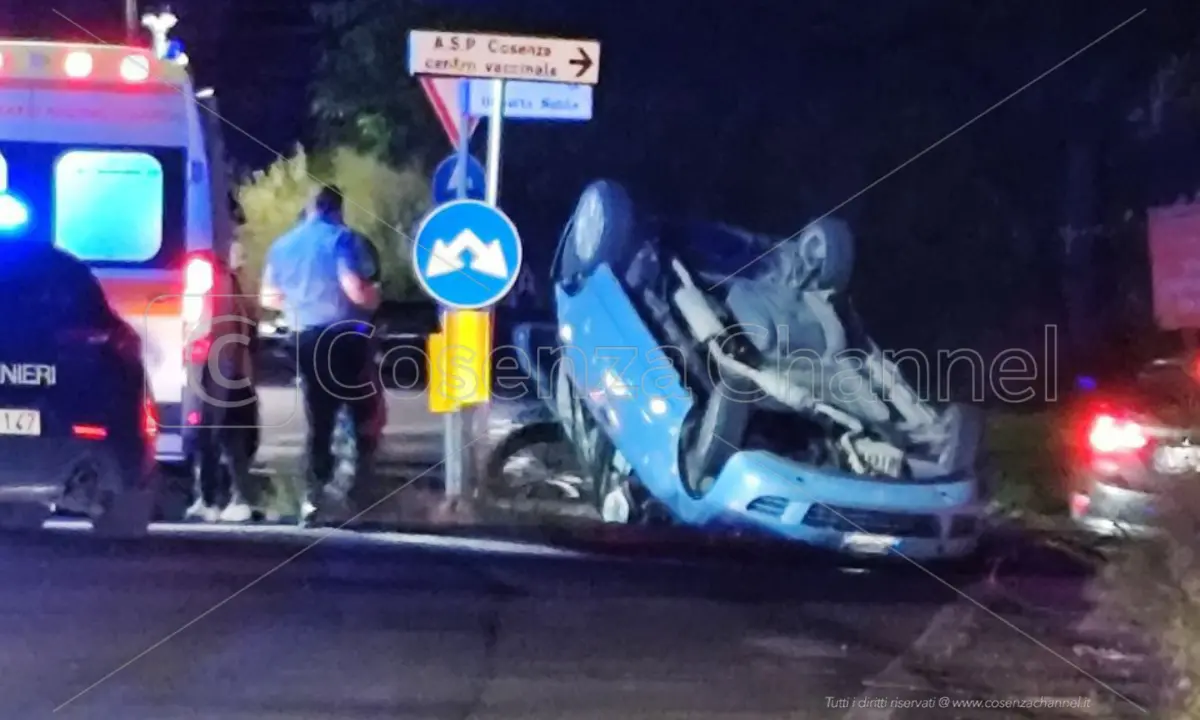 Brutto incidente a Rende: auto si ribalta a Quattromiglia. Ambulanze sul posto