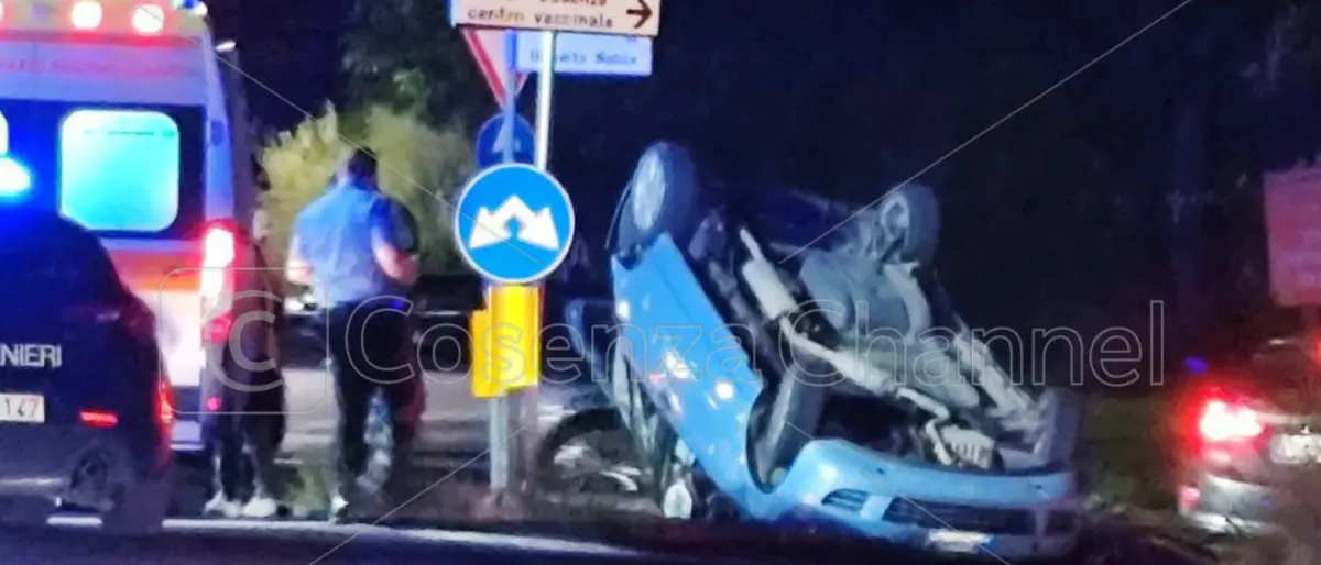 Brutto incidente a Rende: auto si ribalta a Quattromiglia. Ambulanze sul posto