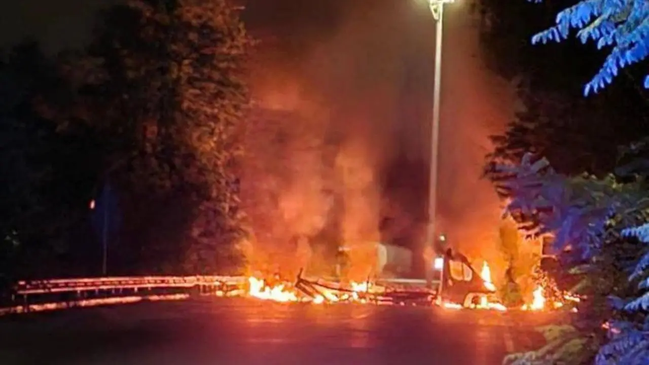 Commando assalta centro logistico nel milanese: camion in fiamme e chiodi sulle strade