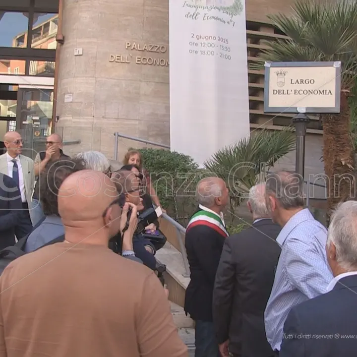 Cosenza, inaugurato Largo dell'Economia: si trova davanti alla Camera di Commercio